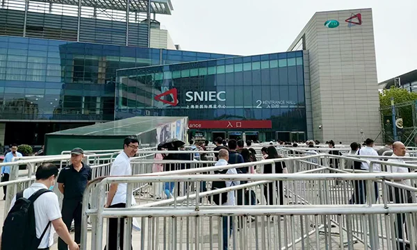 Many people queuing to enter the exhibition hall